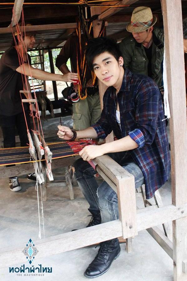 ณัฐ ศักดาทร & โตโน่ ภาคิน แบกเป้ตะลอนทัวร์ในรายการทอฟ้าผ้าไทย