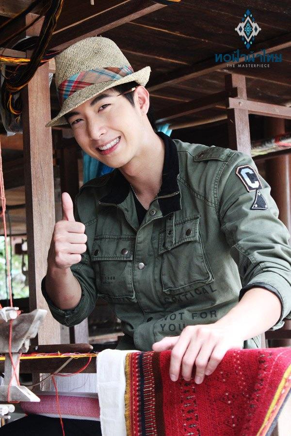 ณัฐ ศักดาทร & โตโน่ ภาคิน แบกเป้ตะลอนทัวร์ในรายการทอฟ้าผ้าไทย