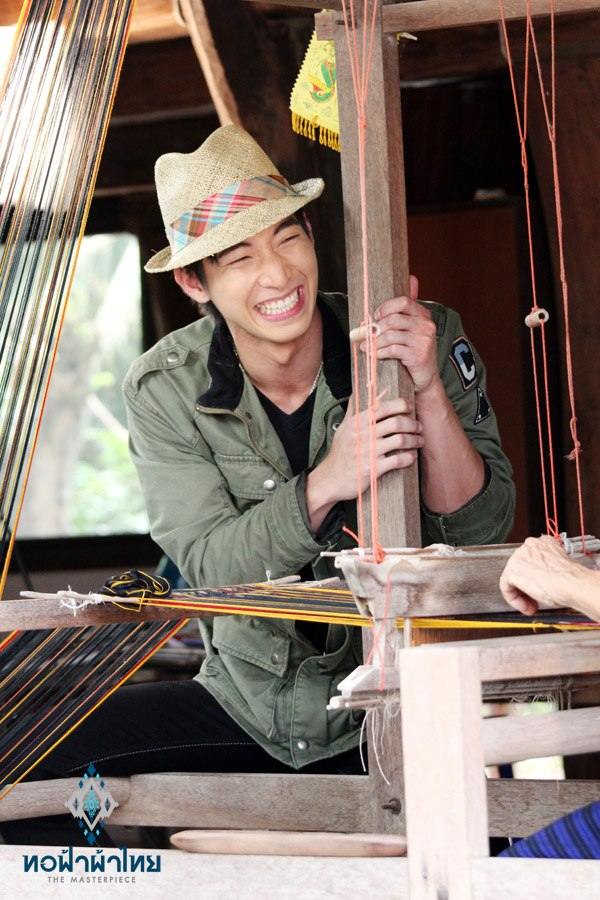 ณัฐ ศักดาทร & โตโน่ ภาคิน แบกเป้ตะลอนทัวร์ในรายการทอฟ้าผ้าไทย