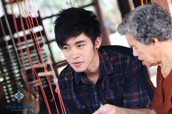 ณัฐ ศักดาทร & โตโน่ ภาคิน แบกเป้ตะลอนทัวร์ในรายการทอฟ้าผ้าไทย