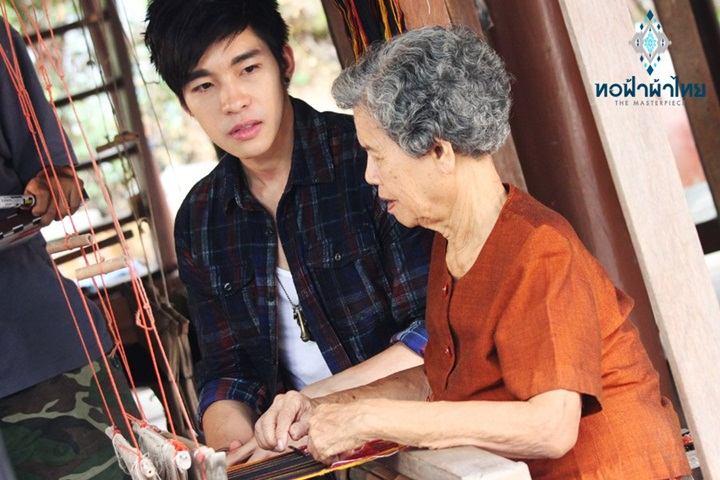ณัฐ ศักดาทร & โตโน่ ภาคิน แบกเป้ตะลอนทัวร์ในรายการทอฟ้าผ้าไทย