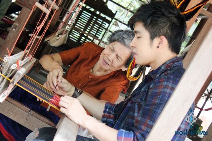 ณัฐ ศักดาทร & โตโน่ ภาคิน แบกเป้ตะลอนทัวร์ในรายการทอฟ้าผ้าไทย