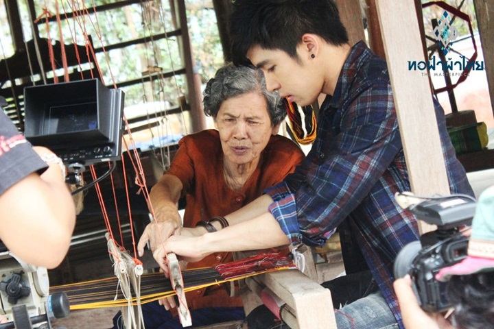 ณัฐ ศักดาทร & โตโน่ ภาคิน แบกเป้ตะลอนทัวร์ในรายการทอฟ้าผ้าไทย
