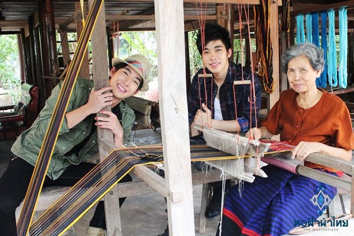 ณัฐ ศักดาทร & โตโน่ ภาคิน แบกเป้ตะลอนทัวร์ในรายการทอฟ้าผ้าไทย