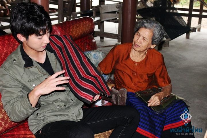 ณัฐ ศักดาทร & โตโน่ ภาคิน แบกเป้ตะลอนทัวร์ในรายการทอฟ้าผ้าไทย