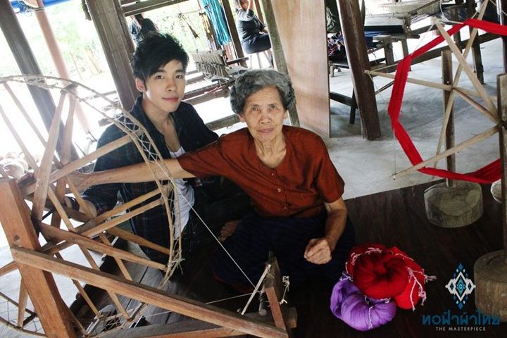 ณัฐ ศักดาทร & โตโน่ ภาคิน แบกเป้ตะลอนทัวร์ในรายการทอฟ้าผ้าไทย