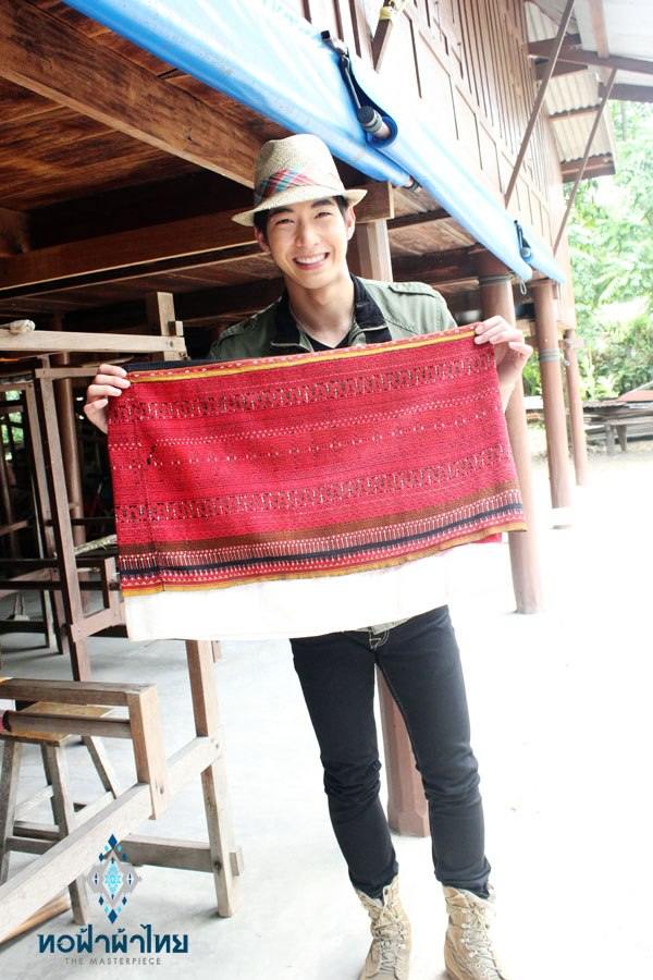 ณัฐ ศักดาทร & โตโน่ ภาคิน แบกเป้ตะลอนทัวร์ในรายการทอฟ้าผ้าไทย