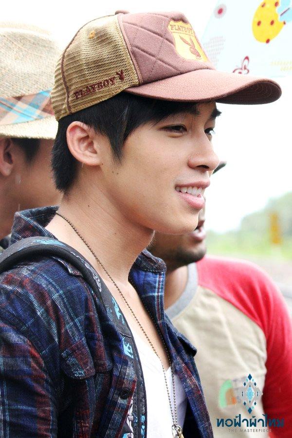 ณัฐ ศักดาทร & โตโน่ ภาคิน แบกเป้ตะลอนทัวร์ในรายการทอฟ้าผ้าไทย