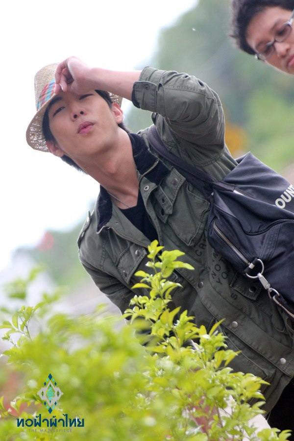 ณัฐ ศักดาทร & โตโน่ ภาคิน แบกเป้ตะลอนทัวร์ในรายการทอฟ้าผ้าไทย
