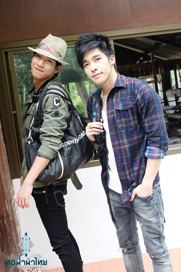 ณัฐ ศักดาทร & โตโน่ ภาคิน แบกเป้ตะลอนทัวร์ในรายการทอฟ้าผ้าไทย