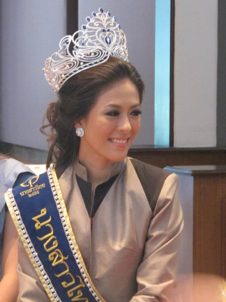 นางสาวไทย ๒๕๕๕ และรองทั้งสอง ขอบคุณสภาสตรีแห่งชาติ