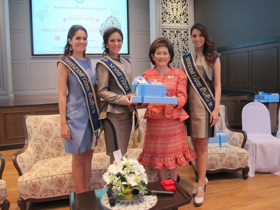 นางสาวไทย ๒๕๕๕ และรองทั้งสอง ขอบคุณสภาสตรีแห่งชาติ