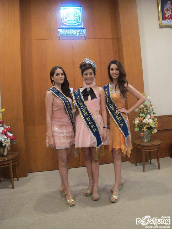 นางสาวไทย ๒๕๕๕ และรองทั้งสอง ขอบคุณสื่อมวลชน