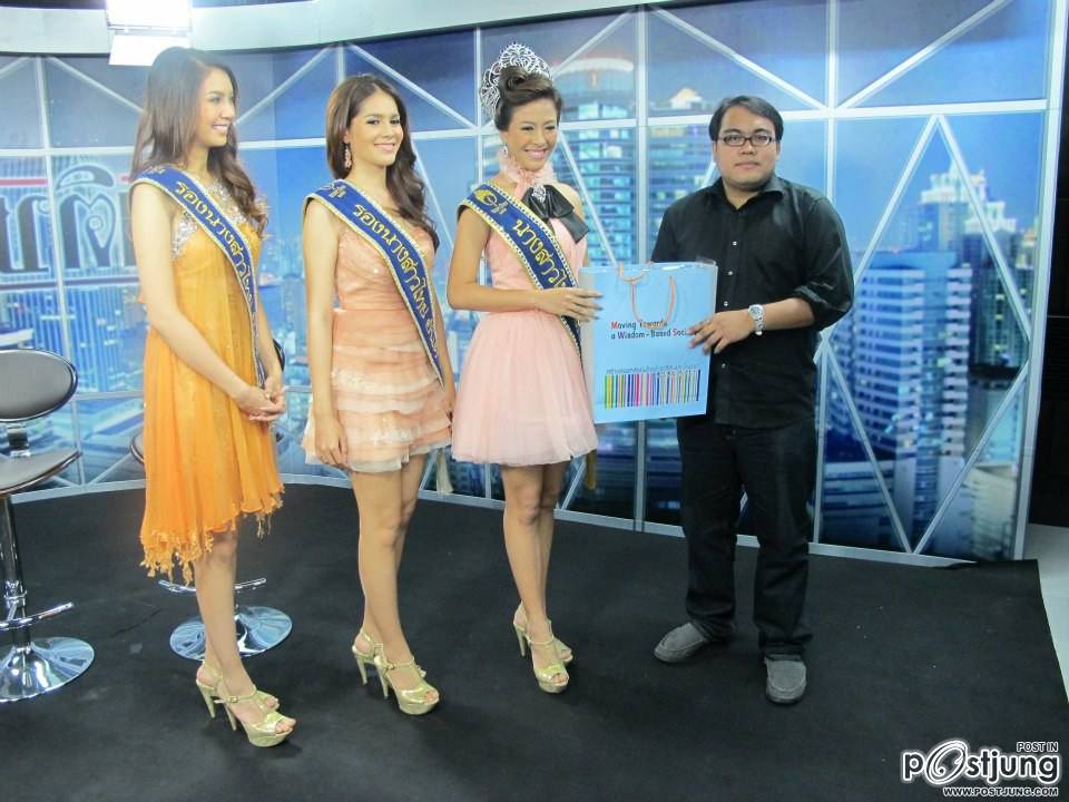 นางสาวไทย ๒๕๕๕ และรองทั้งสอง ขอบคุณสื่อมวลชน