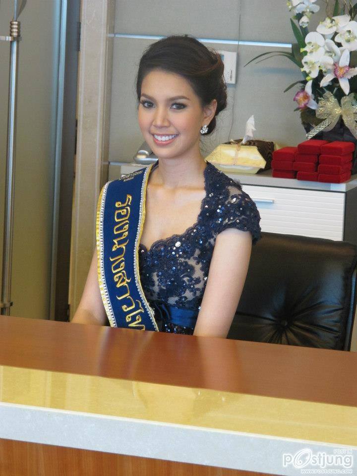 นางสาวไทย ๒๕๕๕ และรองทั้งสอง ขอบคุณสื่อมวลชน
