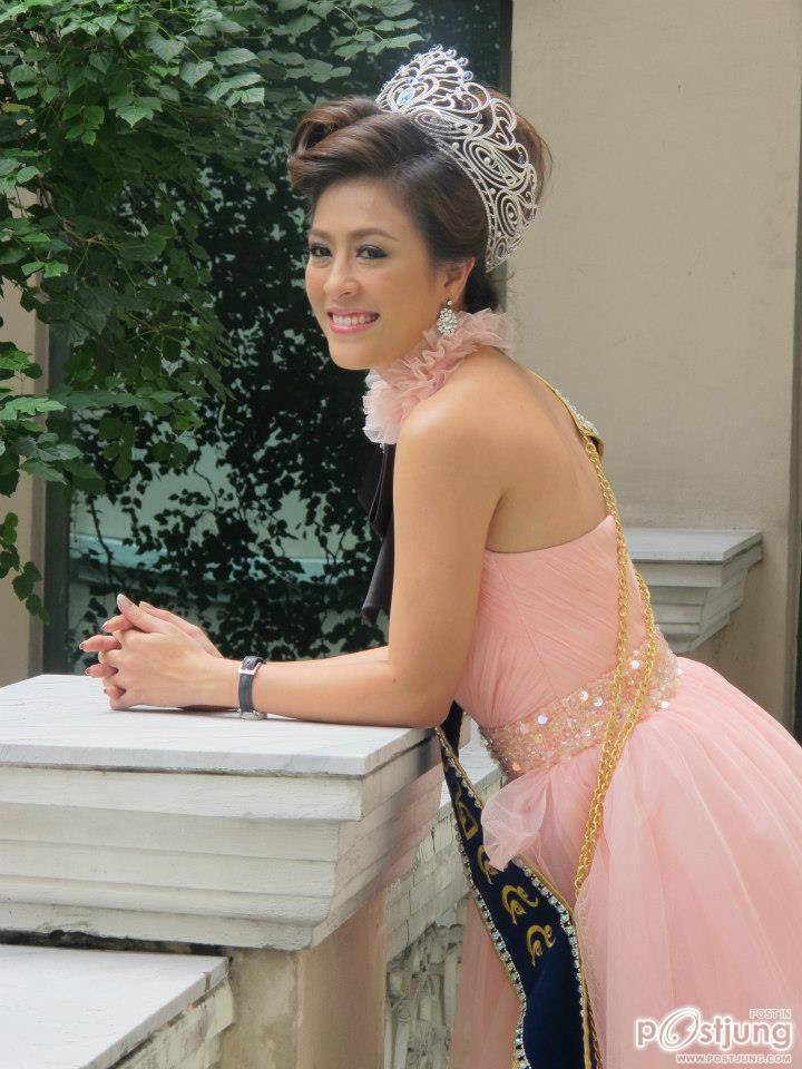 นางสาวไทย ๒๕๕๕ และรองทั้งสอง ขอบคุณสื่อมวลชน