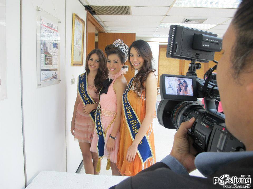 นางสาวไทย ๒๕๕๕ และรองทั้งสอง ขอบคุณสื่อมวลชน