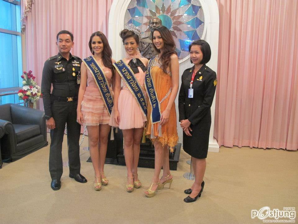 นางสาวไทย ๒๕๕๕ และรองทั้งสอง ขอบคุณสื่อมวลชน