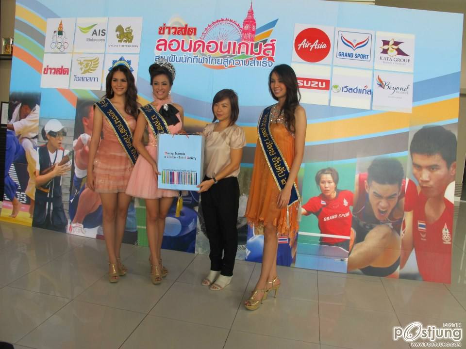 นางสาวไทย ๒๕๕๕ และรองทั้งสอง ขอบคุณสื่อมวลชน
