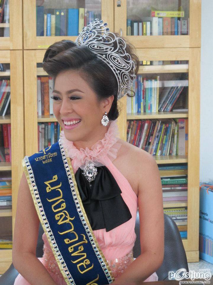 นางสาวไทย ๒๕๕๕ และรองทั้งสอง ขอบคุณสื่อมวลชน