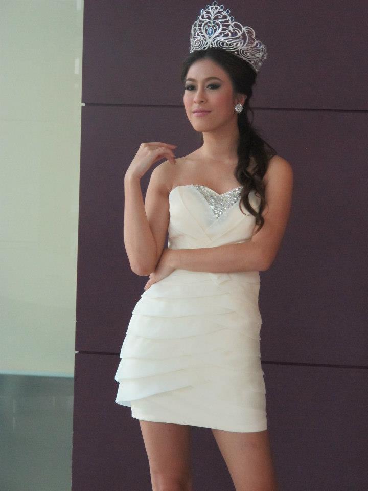 นางสาวไทย ๒๕๕๕ และรองทั้งสอง ถ่ายนิตยสารแพรวและถ่ายรายการบอกข่าวเล่าเรื่อง