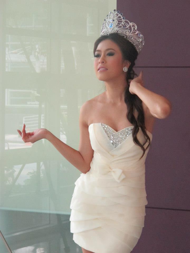 นางสาวไทย ๒๕๕๕ และรองทั้งสอง ถ่ายนิตยสารแพรวและถ่ายรายการบอกข่าวเล่าเรื่อง