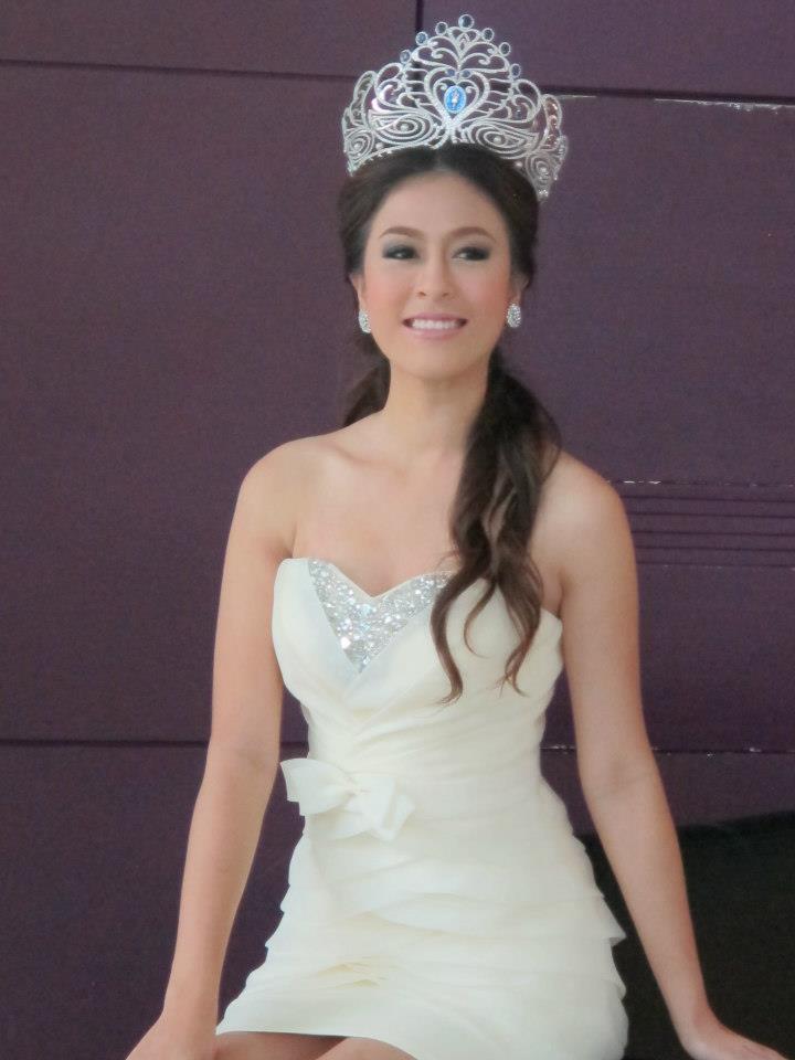 นางสาวไทย ๒๕๕๕ และรองทั้งสอง ถ่ายนิตยสารแพรวและถ่ายรายการบอกข่าวเล่าเรื่อง