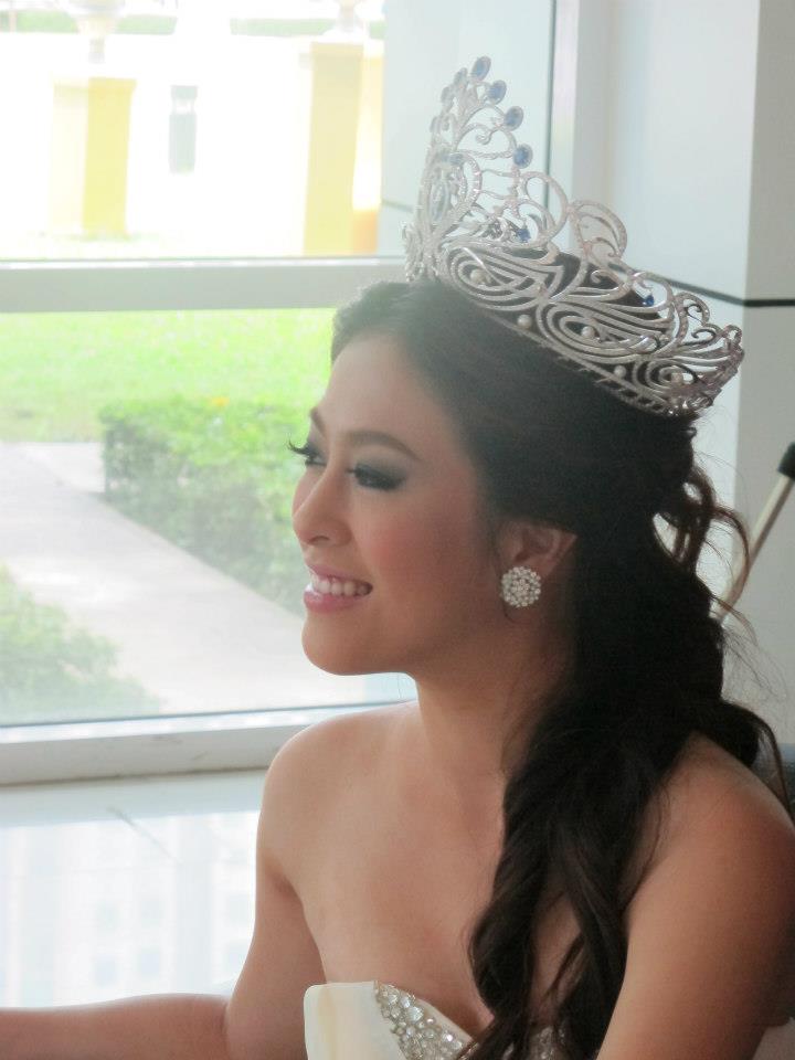 นางสาวไทย ๒๕๕๕ และรองทั้งสอง ถ่ายนิตยสารแพรวและถ่ายรายการบอกข่าวเล่าเรื่อง