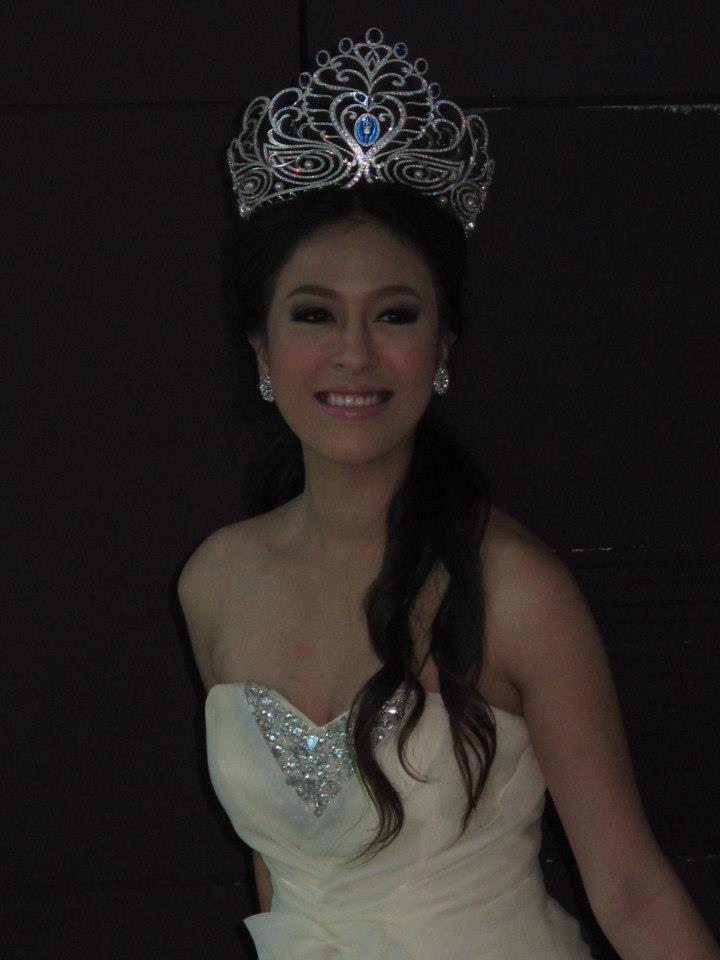 นางสาวไทย ๒๕๕๕ และรองทั้งสอง ถ่ายนิตยสารแพรวและถ่ายรายการบอกข่าวเล่าเรื่อง