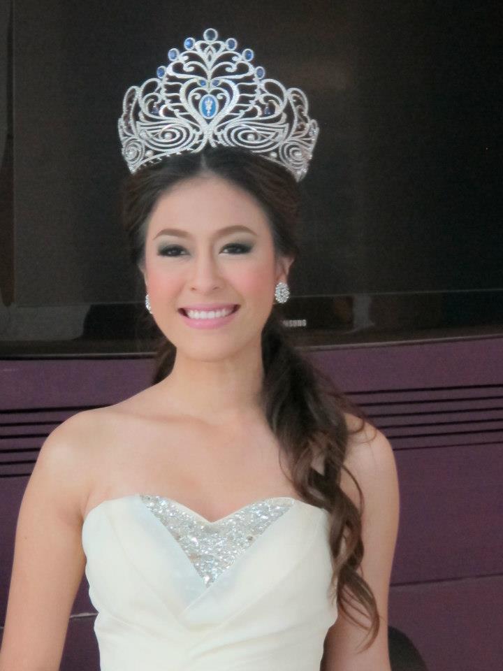 นางสาวไทย ๒๕๕๕ และรองทั้งสอง ถ่ายนิตยสารแพรวและถ่ายรายการบอกข่าวเล่าเรื่อง