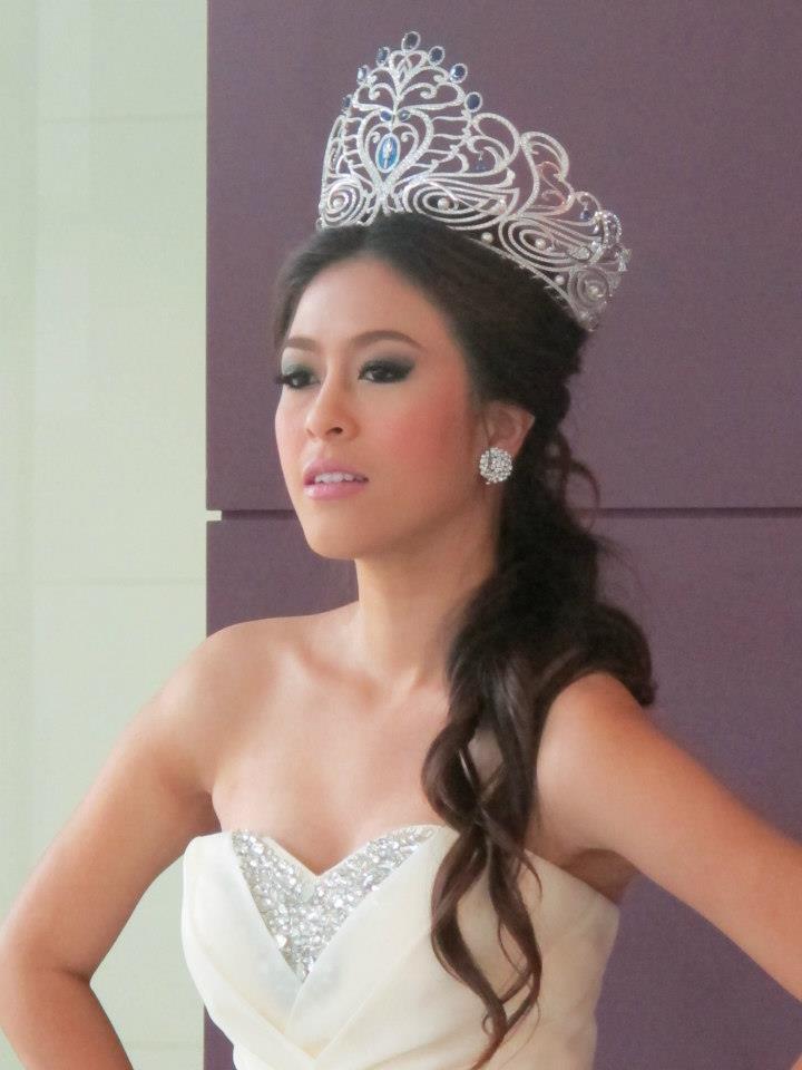 นางสาวไทย ๒๕๕๕ และรองทั้งสอง ถ่ายนิตยสารแพรวและถ่ายรายการบอกข่าวเล่าเรื่อง