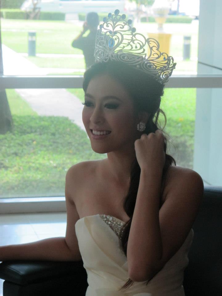 นางสาวไทย ๒๕๕๕ และรองทั้งสอง ถ่ายนิตยสารแพรวและถ่ายรายการบอกข่าวเล่าเรื่อง