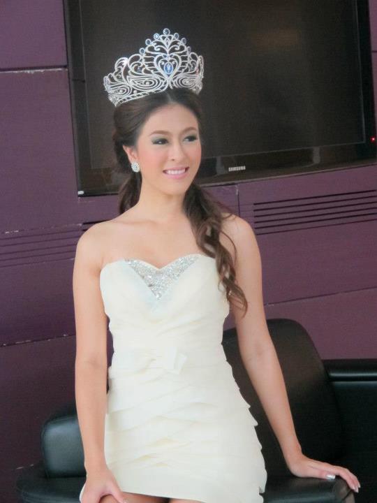 นางสาวไทย ๒๕๕๕ และรองทั้งสอง ถ่ายนิตยสารแพรวและถ่ายรายการบอกข่าวเล่าเรื่อง