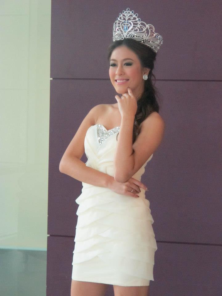 นางสาวไทย ๒๕๕๕ และรองทั้งสอง ถ่ายนิตยสารแพรวและถ่ายรายการบอกข่าวเล่าเรื่อง