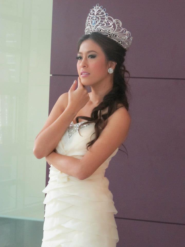 นางสาวไทย ๒๕๕๕ และรองทั้งสอง ถ่ายนิตยสารแพรวและถ่ายรายการบอกข่าวเล่าเรื่อง