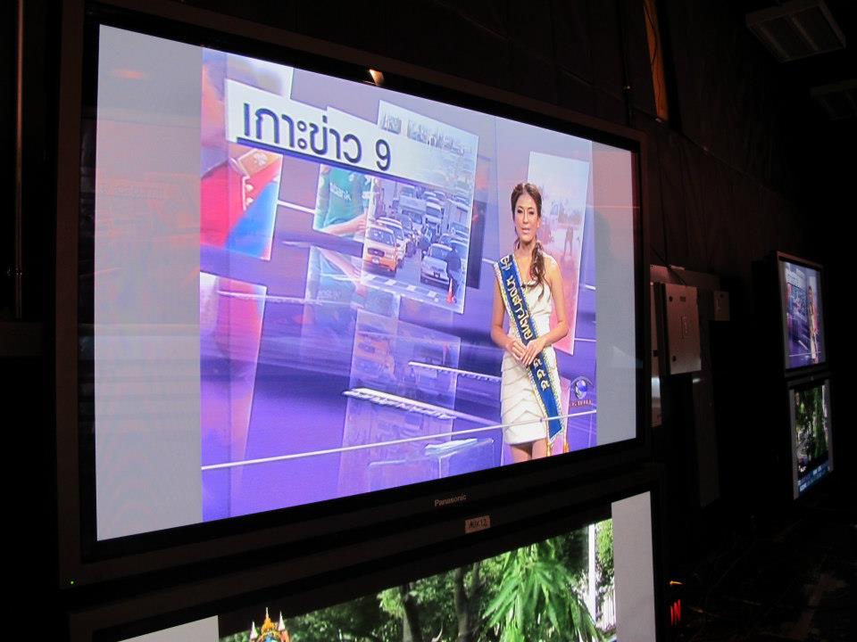 นางสาวไทย ๒๕๕๕ และรองทั้งสอง ถ่ายนิตยสารแพรวและถ่ายรายการบอกข่าวเล่าเรื่อง