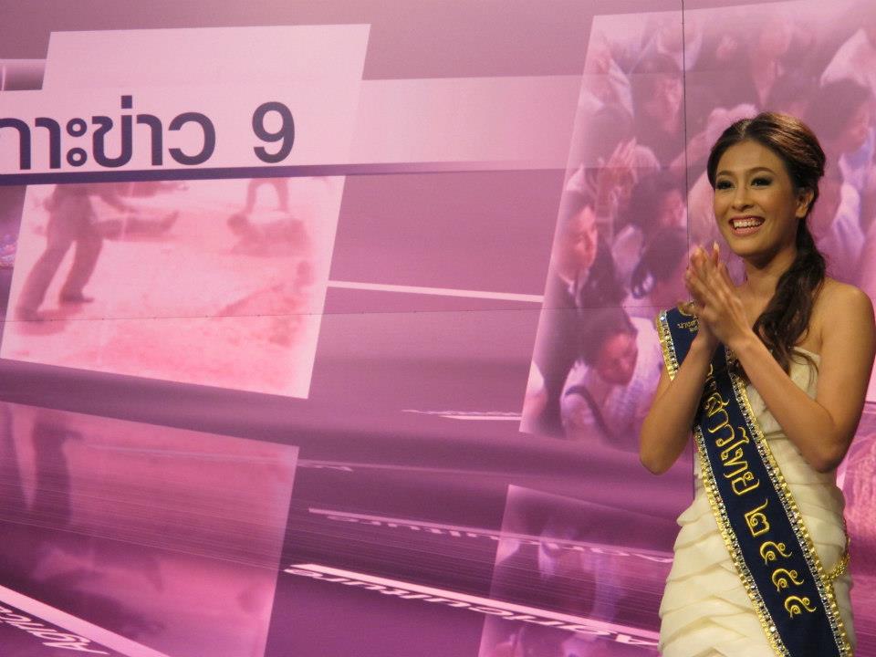 นางสาวไทย ๒๕๕๕ และรองทั้งสอง ถ่ายนิตยสารแพรวและถ่ายรายการบอกข่าวเล่าเรื่อง