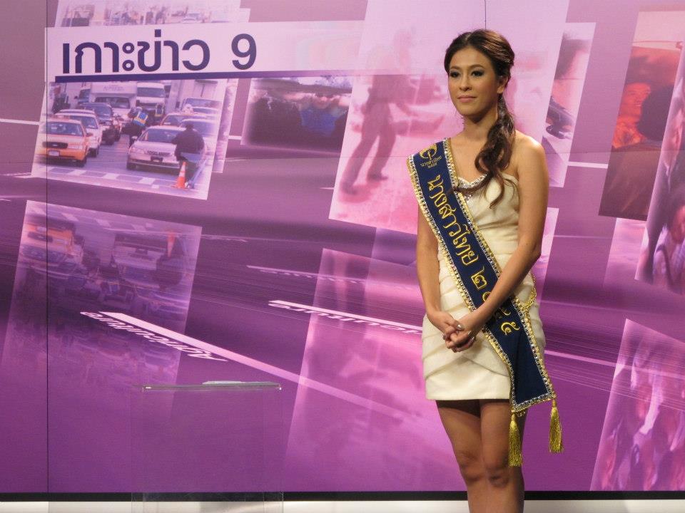 นางสาวไทย ๒๕๕๕ และรองทั้งสอง ถ่ายนิตยสารแพรวและถ่ายรายการบอกข่าวเล่าเรื่อง