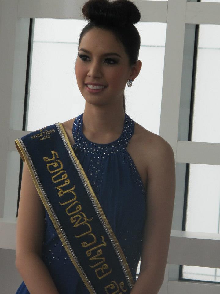 นางสาวไทย ๒๕๕๕ และรองทั้งสอง ถ่ายนิตยสารแพรวและถ่ายรายการบอกข่าวเล่าเรื่อง