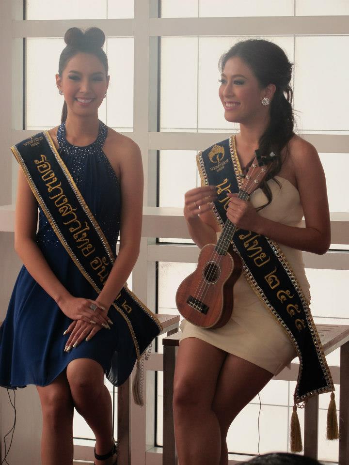 นางสาวไทย ๒๕๕๕ และรองทั้งสอง ถ่ายนิตยสารแพรวและถ่ายรายการบอกข่าวเล่าเรื่อง