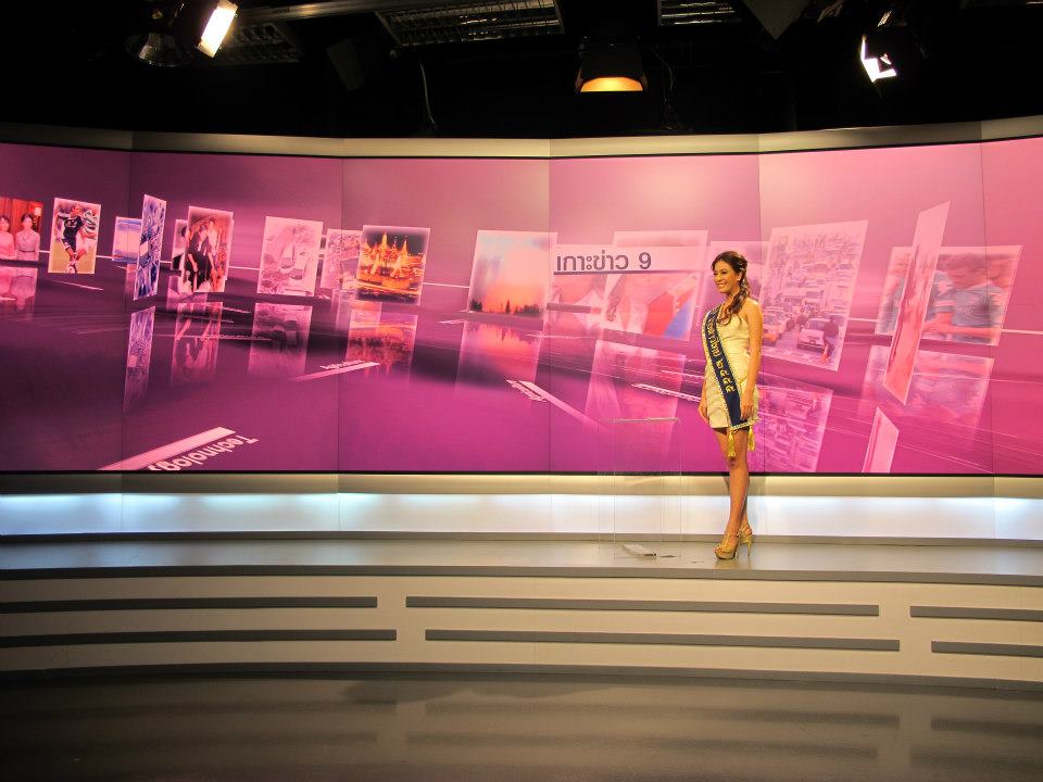 นางสาวไทย ๒๕๕๕ และรองทั้งสอง ถ่ายนิตยสารแพรวและถ่ายรายการบอกข่าวเล่าเรื่อง