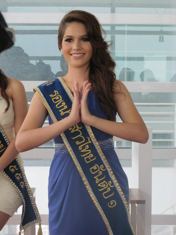 นางสาวไทย ๒๕๕๕ และรองทั้งสอง ถ่ายนิตยสารแพรวและถ่ายรายการบอกข่าวเล่าเรื่อง