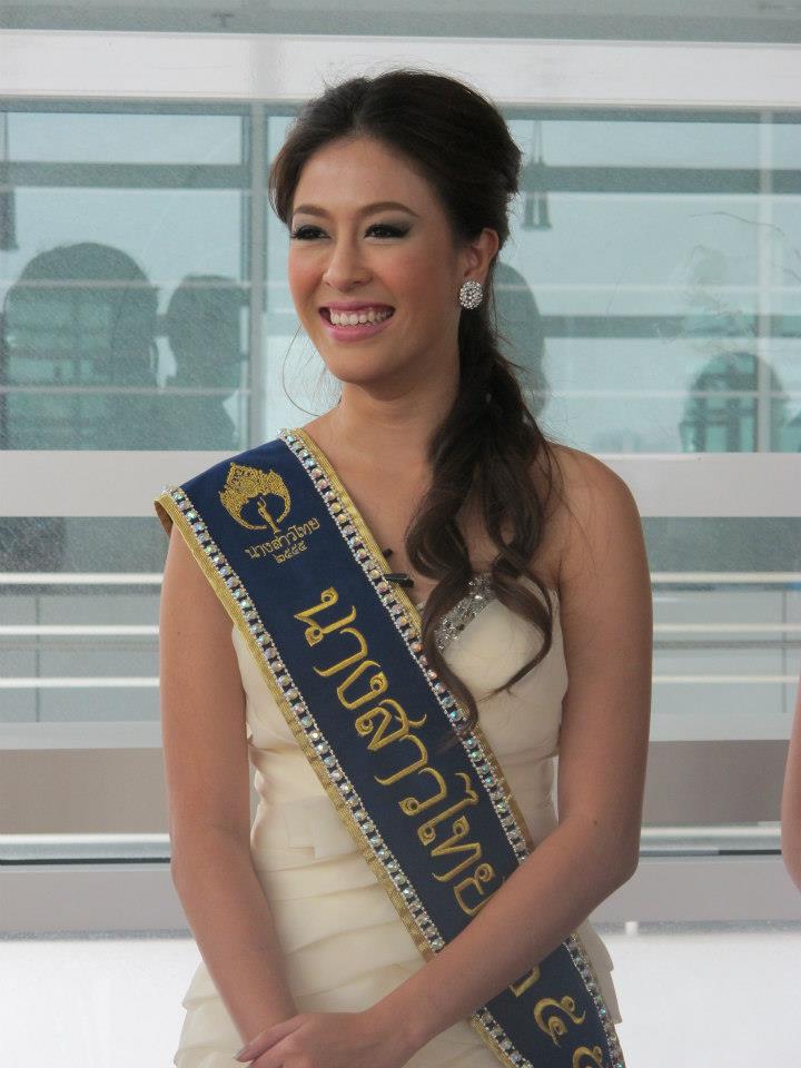 นางสาวไทย ๒๕๕๕ และรองทั้งสอง ถ่ายนิตยสารแพรวและถ่ายรายการบอกข่าวเล่าเรื่อง