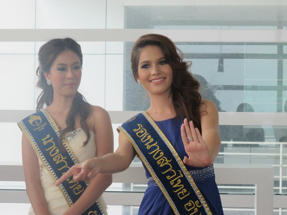 นางสาวไทย ๒๕๕๕ และรองทั้งสอง ถ่ายนิตยสารแพรวและถ่ายรายการบอกข่าวเล่าเรื่อง