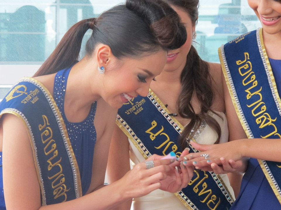 นางสาวไทย ๒๕๕๕ และรองทั้งสอง ถ่ายนิตยสารแพรวและถ่ายรายการบอกข่าวเล่าเรื่อง