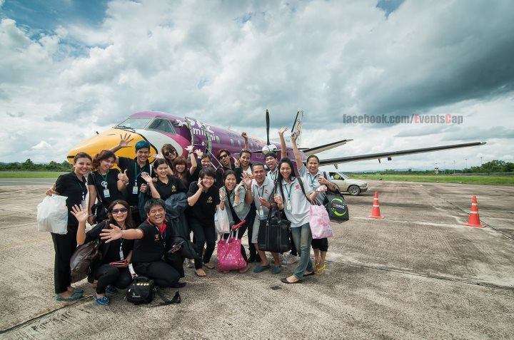 นางสาวไทย ๒๕๕๕ และรองทั้งสอง ถ่ายนิตยสารแพรวและถ่ายรายการบอกข่าวเล่าเรื่อง