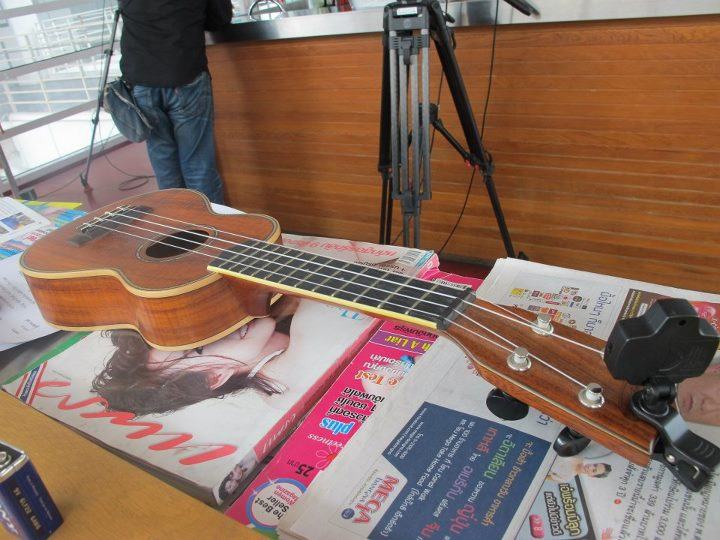 นางสาวไทย ๒๕๕๕ และรองทั้งสอง ถ่ายนิตยสารแพรวและถ่ายรายการบอกข่าวเล่าเรื่อง