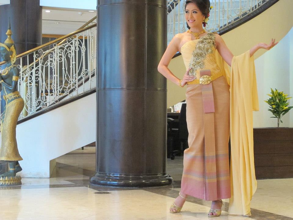 นางสาวไทย ๒๕๕๕ ถ่ายนิตยสารสกุลไทยและนิตยสารหญิงไทย