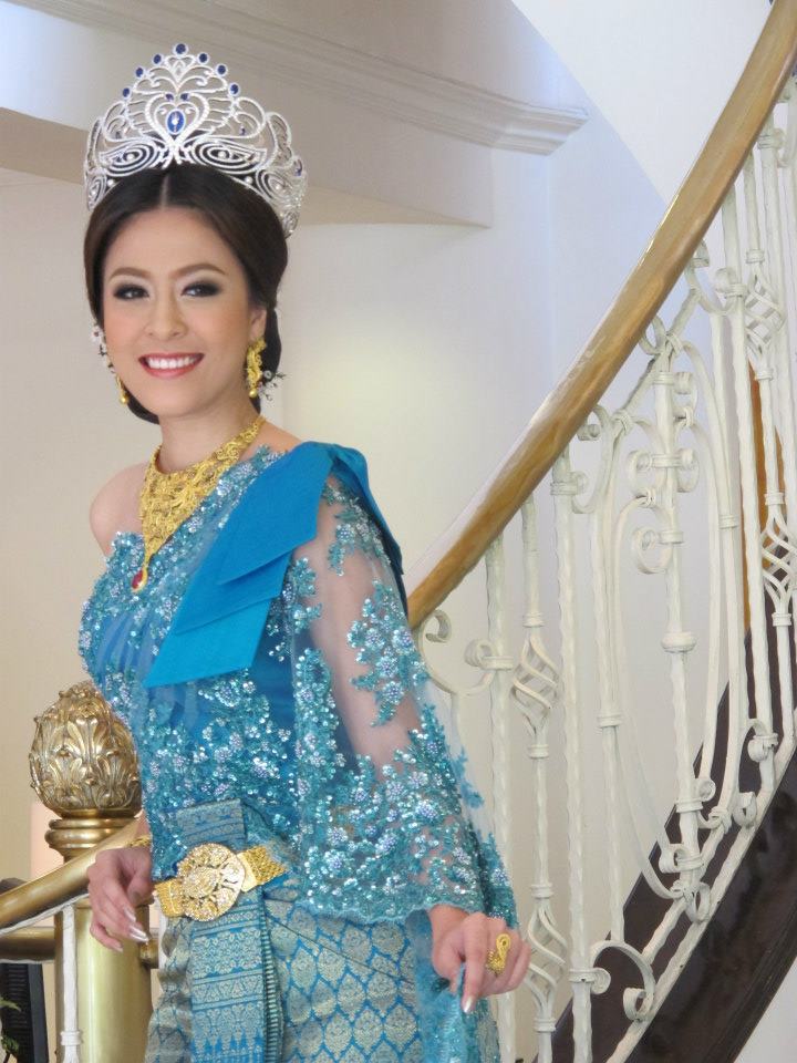 นางสาวไทย ๒๕๕๕ ถ่ายนิตยสารสกุลไทยและนิตยสารหญิงไทย