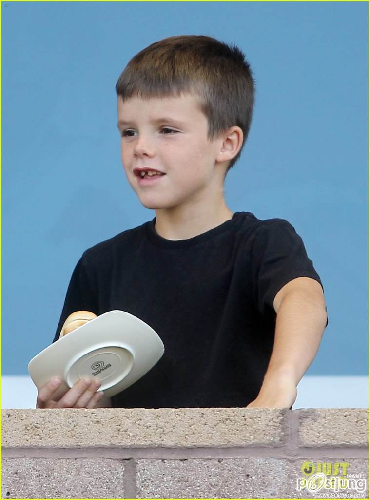 Victoria Beckham: Giggles N' Hugs for Harper!